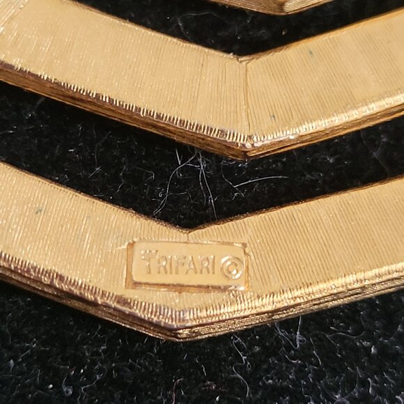 Vintage Trifari  Gold tone Statement Necklace/Pendant - Picture 4 of 4